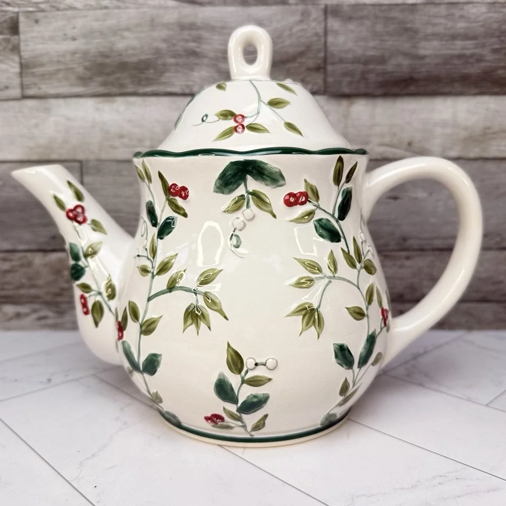 Pfaltzgraff Winterberry Sculpted Classic 6 Cups Teapot Tea Green Red Floral
